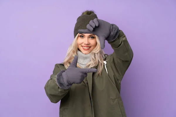 Teenager Blonde Mädchen Mit Wintermütze Über Isolierten Lila Hintergrund Fokussierung — Stockfoto