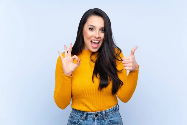 Joven Colombiana Sobre Aislado Fondo Azul Mostrando Signo Pulgar Hacia — Foto de Stock