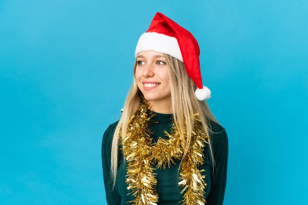 Mujer Con Sombrero Navidad Aislado Sobre Fondo Azul Mirando Lado —  Fotos de Stock