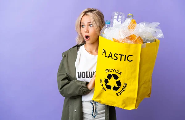 Mladá Ruská Žena Drží Recyklační Sáček Plný Papíru Recyklovat Izolované — Stock fotografie