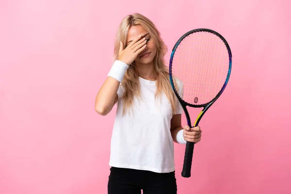 Jovem Mulher Russa Jogando Tênis Isolado Fundo Roxo Cobrindo Olhos — Fotografia de Stock