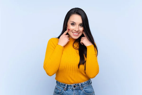 Joven Colombiana Sobre Fondo Azul Aislado Sonriendo Con Una Expresión — Foto de Stock