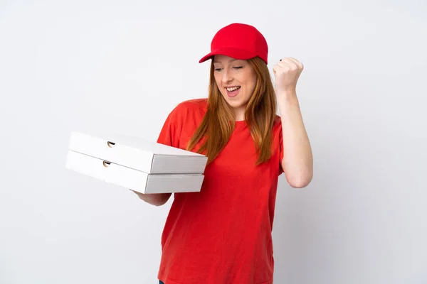 Pizza Leverans Kvinna Som Håller Pizza Över Isolerade Rosa Vägg — Stockfoto