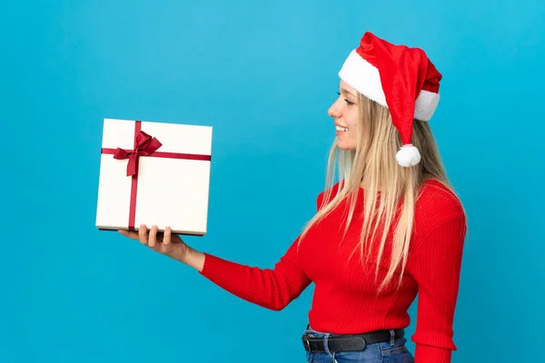 Mujer Con Sombrero Navidad Sosteniendo Regalo Aislado Sobre Fondo Azul —  Fotos de Stock