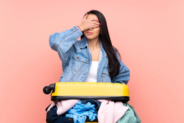 Viaggiatore Ragazza Colombiana Con Una Valigia Piena Vestiti Isolato Sfondo — Foto Stock