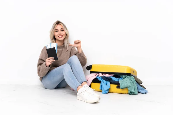 Ragazza Bionda Adolescente Con Una Valigia Piena Vestiti Seduta Sul — Foto Stock