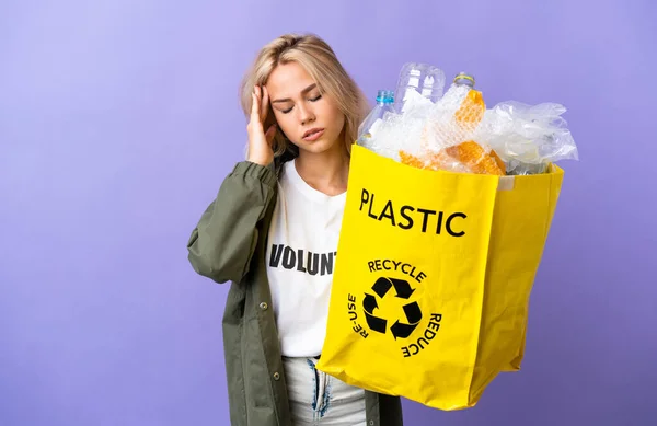 Młoda Rosjanka Trzymająca Worek Papierem Recyklingu Odizolowany Fioletowym Tle Bólem — Zdjęcie stockowe