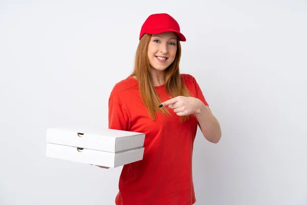 Mulher Entrega Pizza Segurando Uma Pizza Sobre Parede Rosa Isolada — Fotografia de Stock