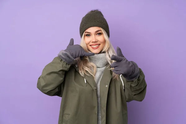 Adolescente Blonde Avec Chapeau Hiver Sur Fond Violet Isolé Faisant — Photo