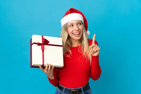 Mujer Con Sombrero Navidad Sosteniendo Regalo Aislado Sobre Fondo Azul —  Fotos de Stock