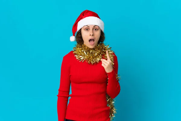 Menina Inglesa Com Chapéu Natal Isolado Fundo Azul Com Intenção — Fotografia de Stock