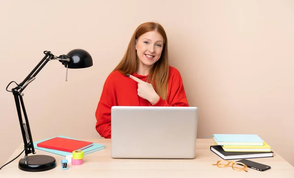 Mujer Joven Estudiante Lugar Trabajo Con Una Computadora Portátil Apuntando — Foto de Stock