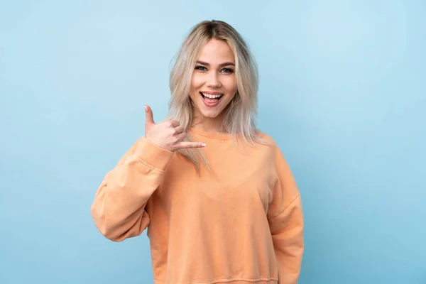 Menina Adolescente Sobre Fundo Azul Isolado Fazendo Gesto Telefone — Fotografia de Stock