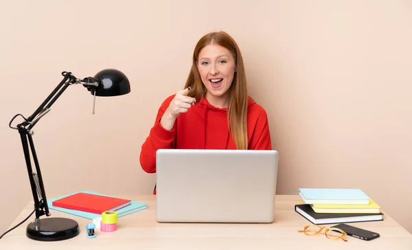 Mujer Joven Estudiante Lugar Trabajo Con Una Computadora Portátil Sorprendida — Foto de Stock