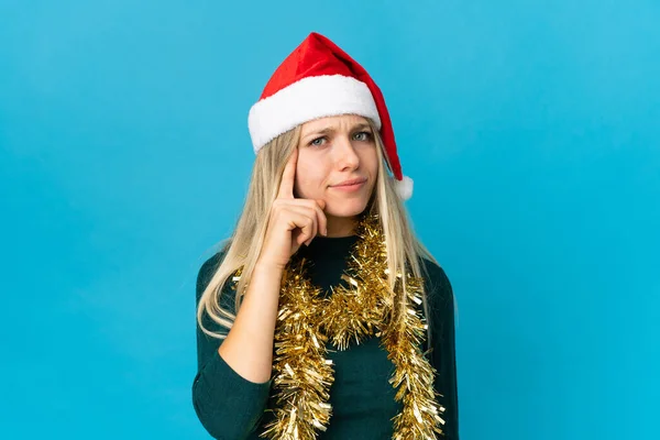 Mujer Con Sombrero Navidad Aislado Sobre Fondo Azul Pensando Una —  Fotos de Stock