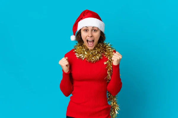 Chica Inglesa Con Sombrero Navidad Aislado Sobre Fondo Azul Celebrando — Foto de Stock