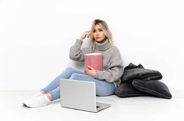 Adolescente Ragazza Bionda Mangiare Popcorn Mentre Guarda Film Sul Computer — Foto Stock