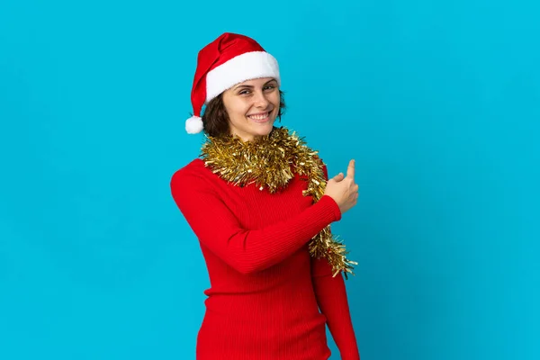Ragazza Inglese Con Cappello Natale Isolato Sfondo Blu Che Punta — Foto Stock