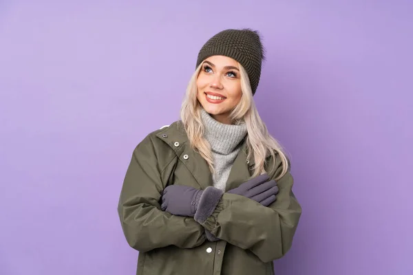 Menina Loira Adolescente Com Chapéu Inverno Sobre Fundo Roxo Isolado — Fotografia de Stock