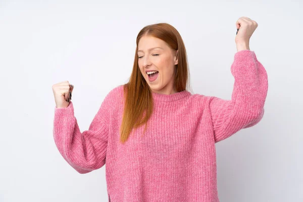 스웨터를 여자가 위에서 승리를 축하하는 — 스톡 사진
