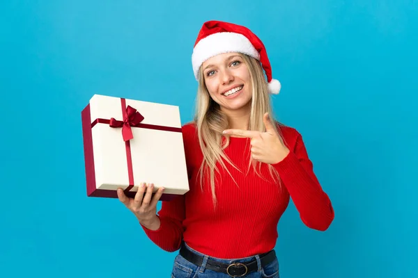 Mujer Con Sombrero Navidad Sosteniendo Regalo Aislado Sobre Fondo Azul —  Fotos de Stock