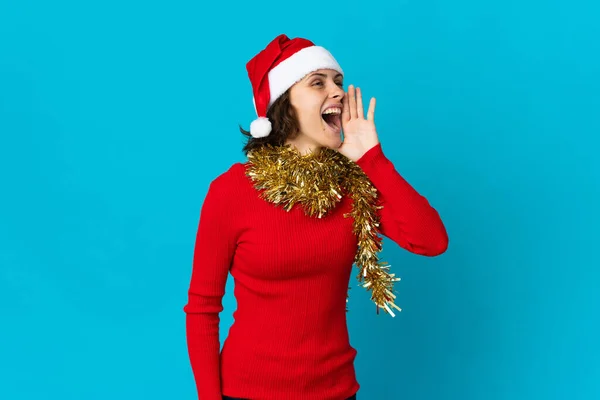 Αγγλίδα Χριστουγεννιάτικο Καπέλο Απομονωμένη Μπλε Φόντο Φωνάζοντας Στόμα Ορθάνοιχτο Στο — Φωτογραφία Αρχείου