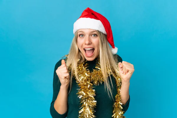 Mujer Con Sombrero Navidad Aislado Sobre Fondo Azul Celebrando Una —  Fotos de Stock