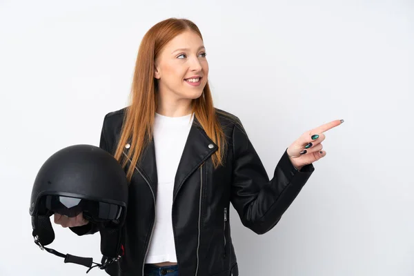 Молода Руда Жінка Мотоциклетним Шоломом Над Ізольованим Білим Тлом Вказує — стокове фото