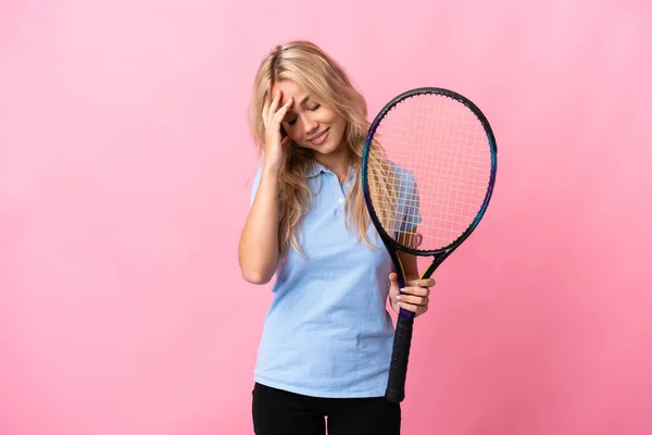 Молода Російська Жінка Грає Теніс Ізольовано Пурпуровому Фоні Сміючись — стокове фото
