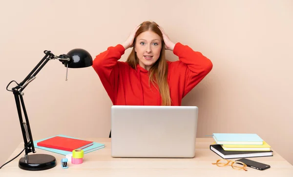 Mujer Joven Estudiante Lugar Trabajo Con Ordenador Portátil Frustrado Toma — Foto de Stock