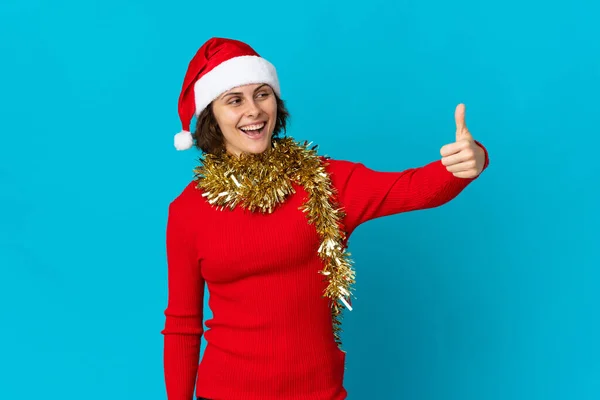 Inglés Chica Con Sombrero Navidad Aislado Sobre Fondo Azul Dando —  Fotos de Stock