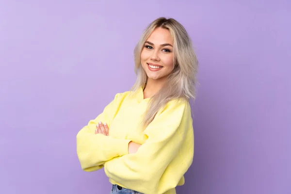 Menina Adolescente Vestindo Uma Camisola Amarela Sobre Fundo Roxo Isolado — Fotografia de Stock