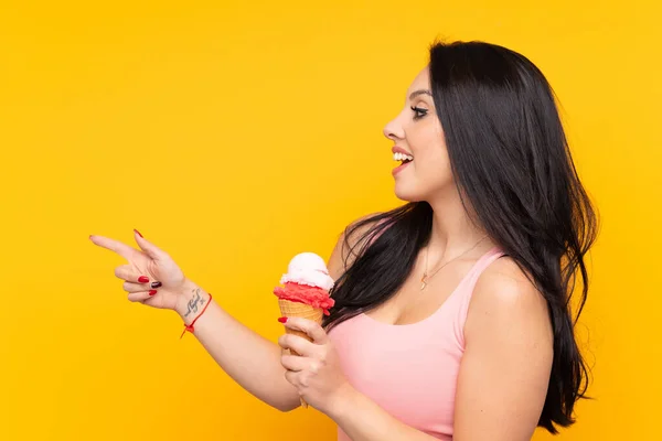 Menina Colombiana Segurando Sorvete Corneto Sobre Fundo Amarelo Isolado Apontando — Fotografia de Stock