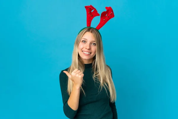 Mujer Con Sombrero Navidad Aislado Sobre Fondo Azul Apuntando Hacia —  Fotos de Stock