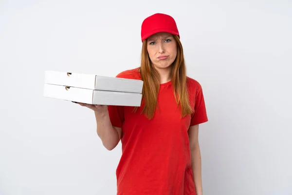 Доставка Пиццы Женщина Держит Пиццу Над Изолированной Розовой Стеной Грустным — стоковое фото