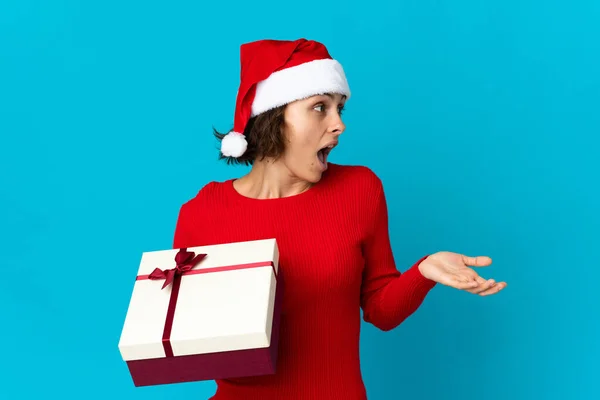 Chica Inglesa Con Sombrero Navidad Sosteniendo Regalo Aislado Sobre Fondo —  Fotos de Stock