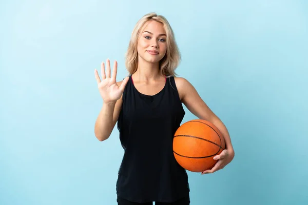 Mavi Arka Planda Basketbol Oynayan Genç Rus Kadın Parmaklarıyla Beşi — Stok fotoğraf