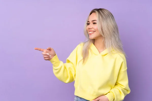 Menina Adolescente Vestindo Uma Camisola Amarela Sobre Fundo Roxo Isolado — Fotografia de Stock