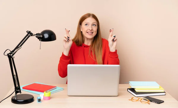 Mujer Joven Estudiante Lugar Trabajo Con Ordenador Portátil Con Los — Foto de Stock