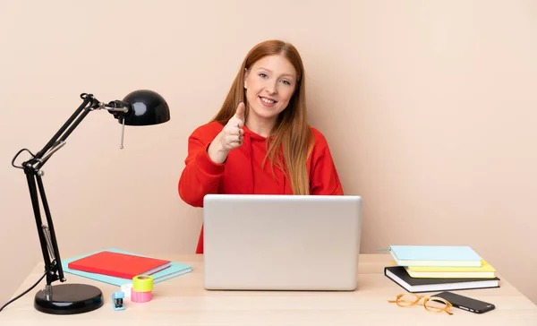 Mujer Joven Estudiante Lugar Trabajo Con Ordenador Portátil Estrechando Las — Foto de Stock