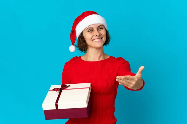 Chica Inglesa Con Sombrero Navidad Sosteniendo Regalo Aislado Sobre Fondo —  Fotos de Stock