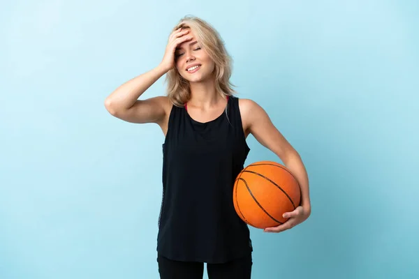 Jong Russisch Vrouw Spelen Basketbal Geïsoleerd Blauwe Achtergrond Glimlachen Veel — Stockfoto