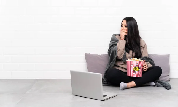 Giovane Ragazza Colombiana Possesso Una Ciotola Popcorn Mostrando Film Computer — Foto Stock