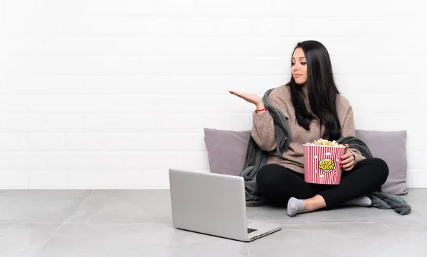 Giovane Ragazza Colombiana Possesso Una Ciotola Popcorn Mostrando Film Computer — Foto Stock