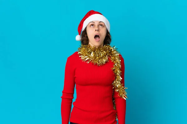Englisches Mädchen Mit Weihnachtsmütze Auf Blauem Hintergrund Und Überraschtem Gesichtsausdruck — Stockfoto