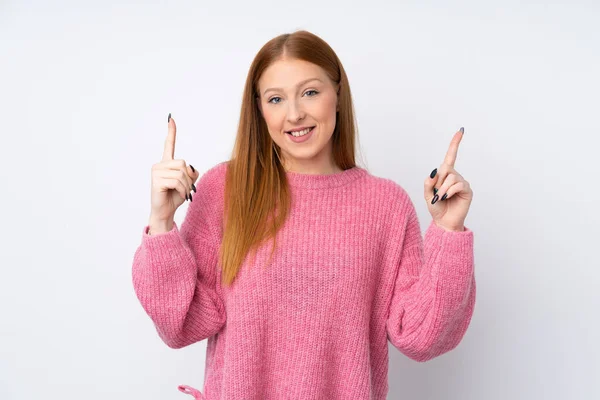 若いですRedhead女性とともにピンクセーター上の隔離されたホワイトバックグランドPointing A素晴らしいアイデア — ストック写真