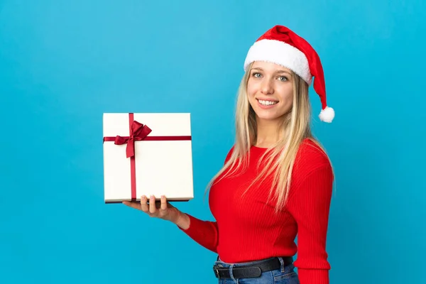 Donna Con Cappello Natale Che Tiene Regalo Isolato Sfondo Blu — Foto Stock