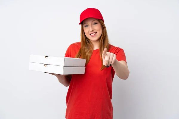 Доставка Пиццы Женщина Держит Пиццу Над Изолированной Розовой Стены Указывает — стоковое фото