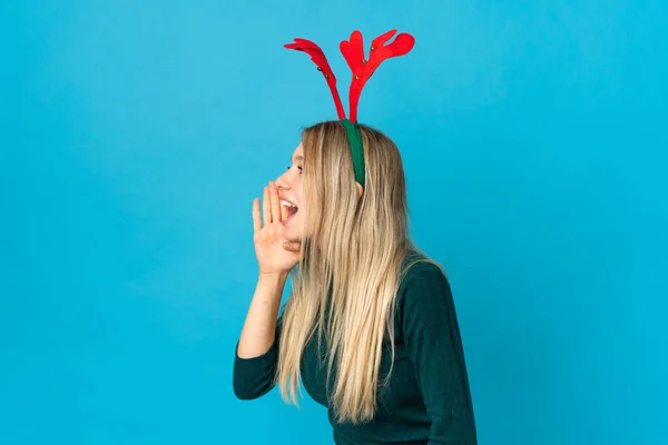 Γυναίκα Χριστουγεννιάτικο Καπέλο Απομονωμένο Μπλε Φόντο Φωνάζοντας Στόμα Ορθάνοιχτο Στο — Φωτογραφία Αρχείου