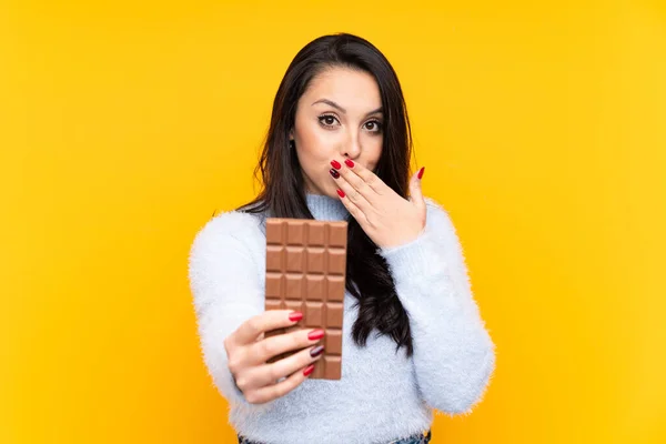 Mladá Kolumbijská Dívka Přes Izolované Žluté Pozadí Čokoládovou Tabletu Překvapený — Stock fotografie
